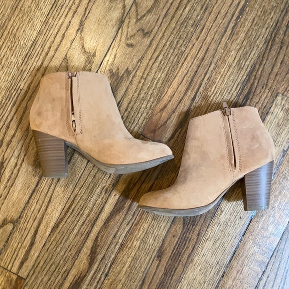 Old Navy Shoes - Old Navy size 6 light brown booties
